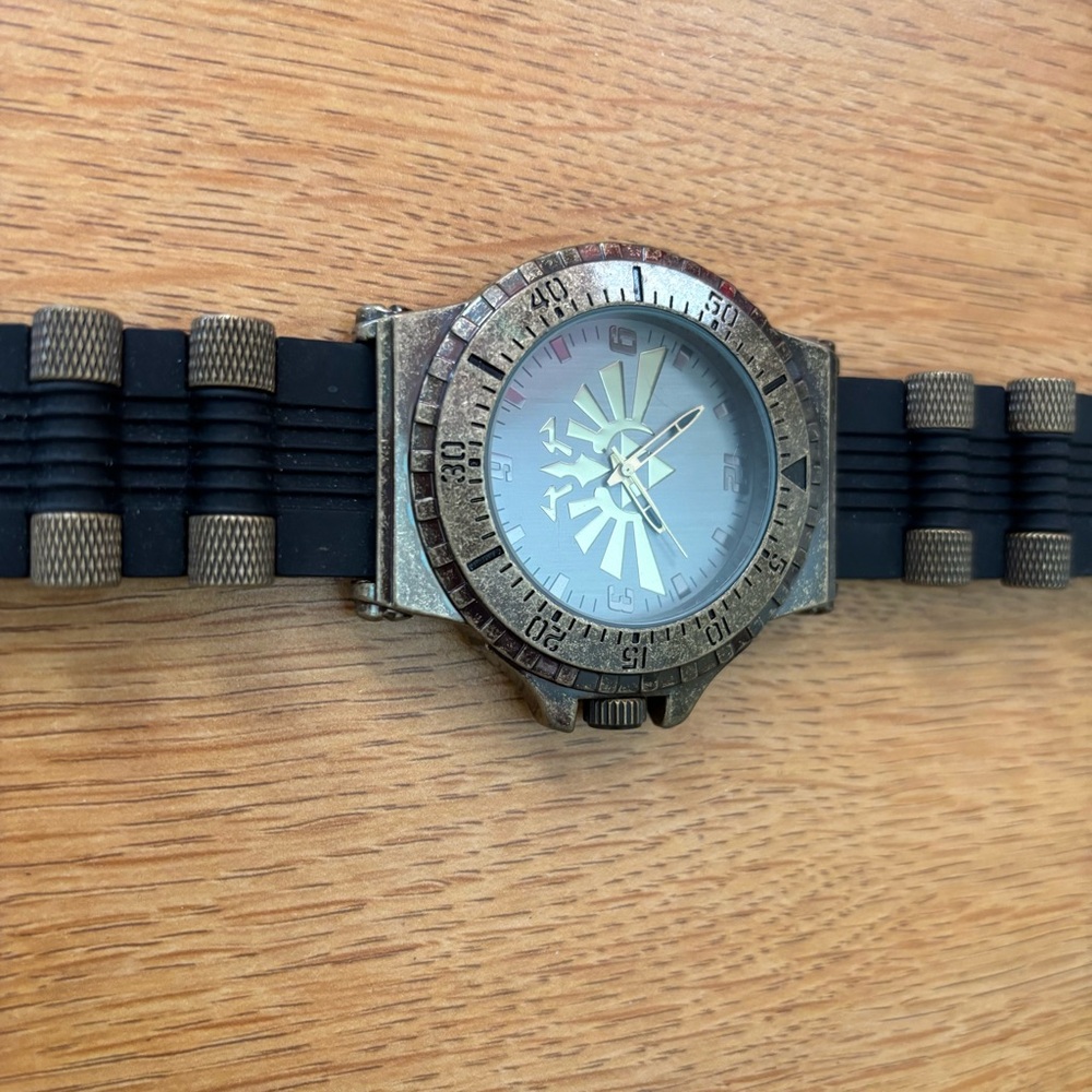 The Legend of Zelda Hyrule Triforce 2018 Bullet Band Watch